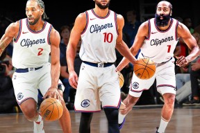 包含布鲁克林篮网训练开放日，窗口期再遭质疑引欢呼，英超在即，更衣室氛围转暖的词条